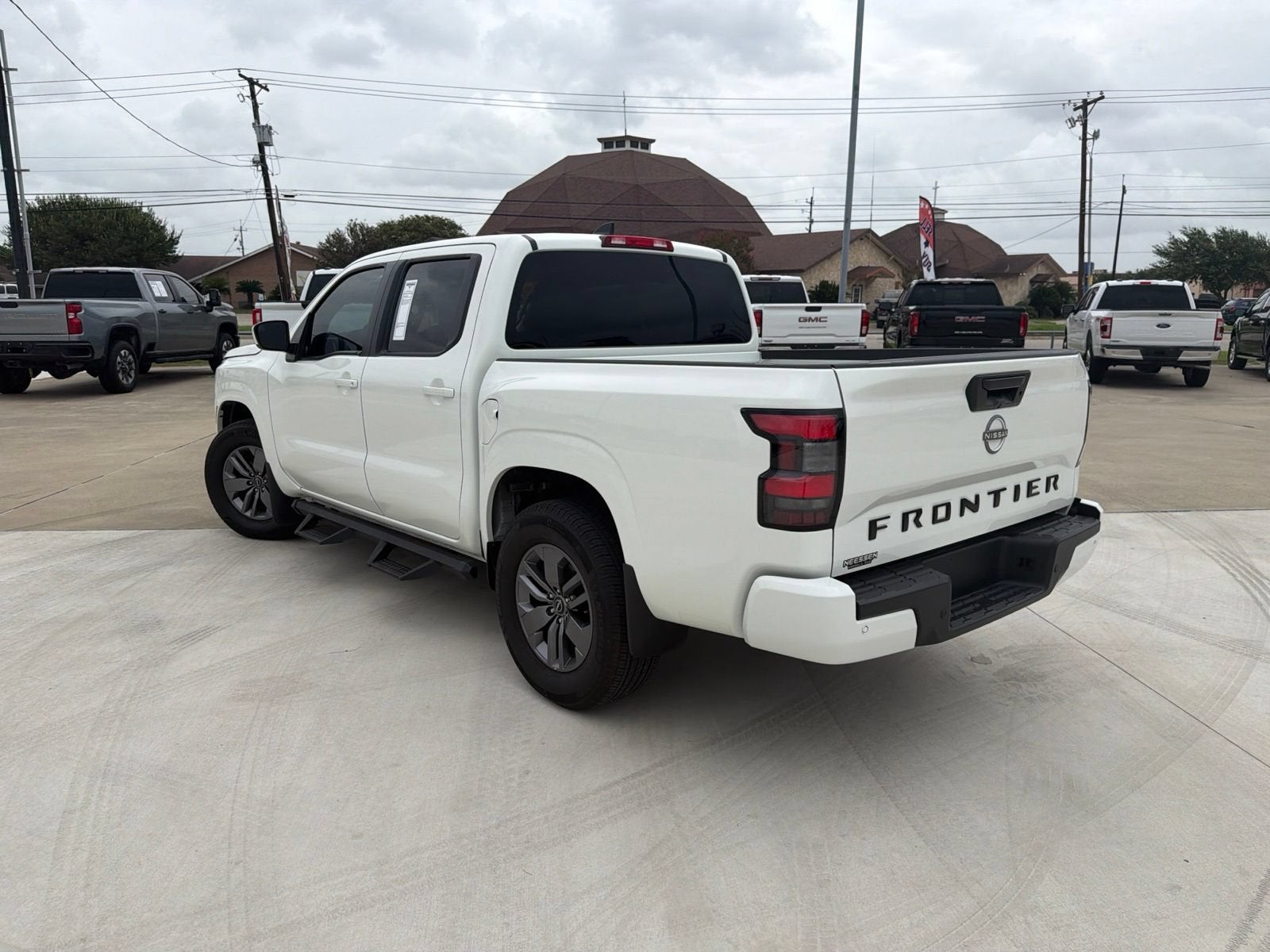 2025 Nissan Frontier — detail view